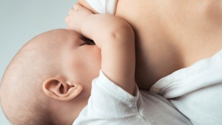Coronavirus: Las mujeres vacunadas transmiten anticuerpos al bebé amamantado