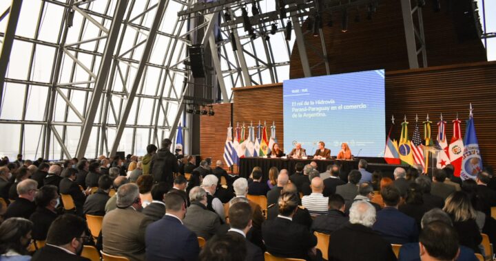 Debate sobre la hidrovía en un congreso organizado por AGP y la OEA