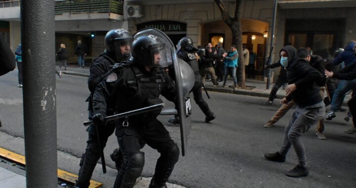 El operativo policial frente a la casa de Cristina disparó la interna opositora