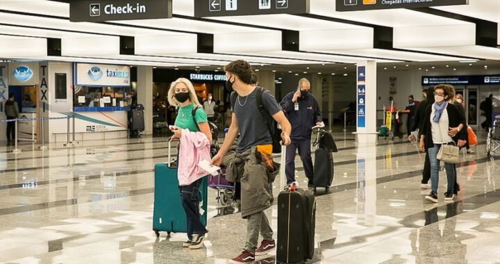 Por la motosierra, el Gobierno imprimió miles de pasaportes con problemas graves