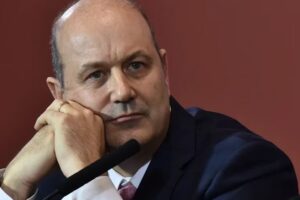 Contrato a dedo: señalan a Sturzenegger por favorecer a su esposa en una millonaria adjudicación