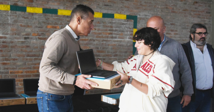 Galdurralde participó de la entrega de notebooks a alumnos de escuelas secundarias de Lanús