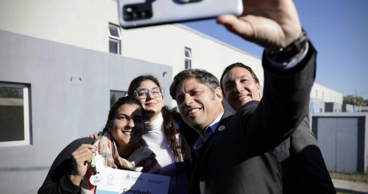 Kicillof encabezó la entrega de viviendas en Florencio Varela