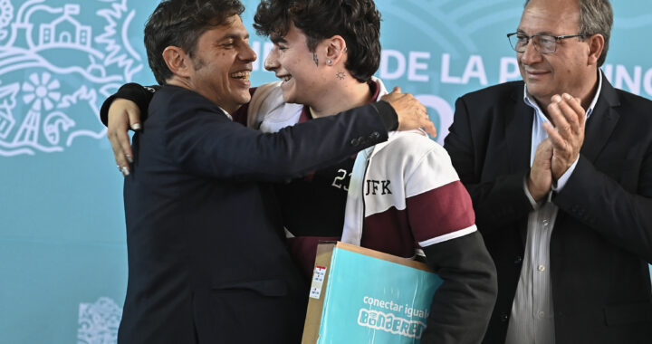 Kicillof entregó computadoras personales a estudiantes de General Alvear