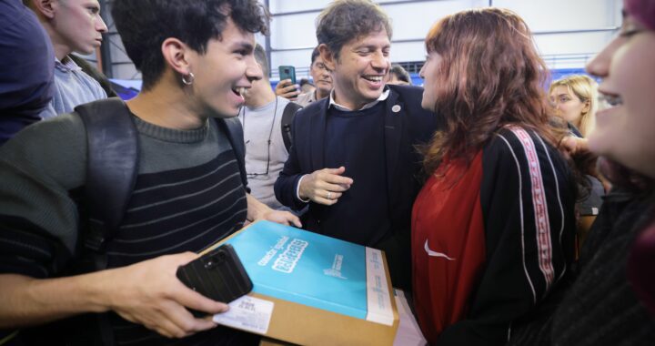 Kicillof entregó computadoras a estudiantes secundarios de Tres de Febrero