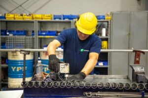 La economía volvió a caer en febrero y expuso el relato del Gobierno