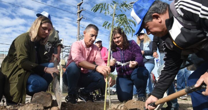 Galdurralde pidió cuidar el medio ambiente tras plantar árboles en la ribera del Riachuelo en Lanús