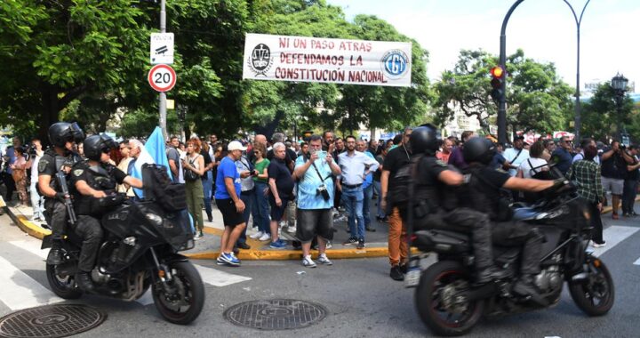 Manifestantes marchan a Tribunales en medio de gran operativo de seguridad