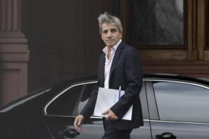 Caputo avanza con su plan para aspirar los dólares depositados en bancos