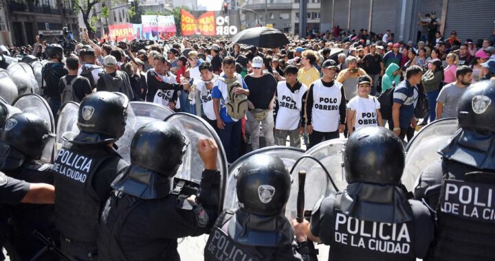 Organizaciones sociales marcharon a Plaza de Mayo con el debut del Protocolo antipiquete