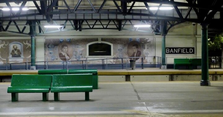 Rige el paro de trenes y hay largas filas en las paradas de colectivos