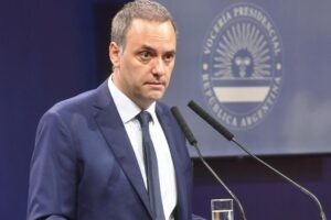 Un intento de poder sindical y socios investigados por narcotráfico: el pasado que incomoda a Adorni