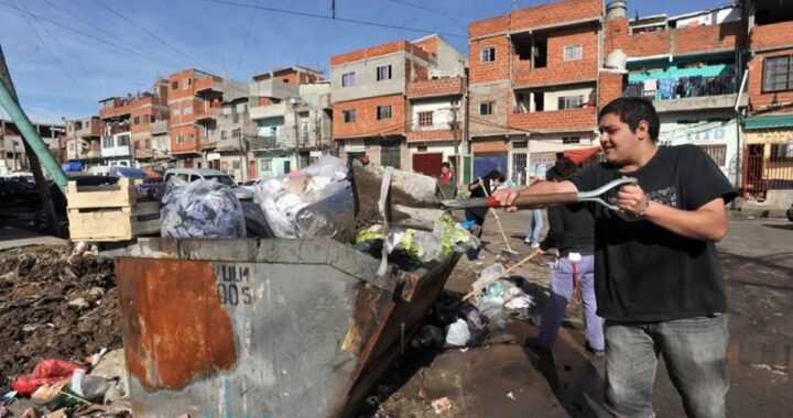 Milei cerraría el 2025 con 42% de pobres, más de diez puntos arriba de la cifra del Indec