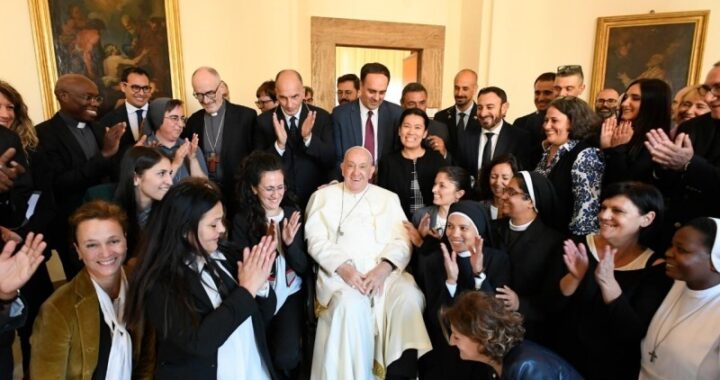 Papa Francisco: “Sigan combatiendo la economía criminal con la economía popular”