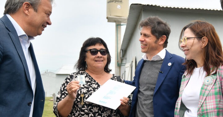 Kicillof entregó viviendas en Almirante Brown