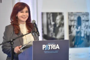 Cristina Kirchner al peronismo: «Este panorama distópico torna imprescindible enderezar al PJ»