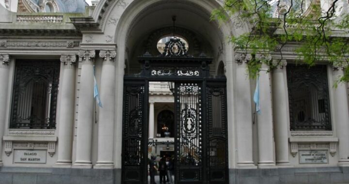 Reclamo por Ganancias: la Justicia falló a favor de los diplomáticos