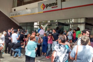 Milei deja sin fondos al PAMI y pone en jaque la entrega de medicamentos