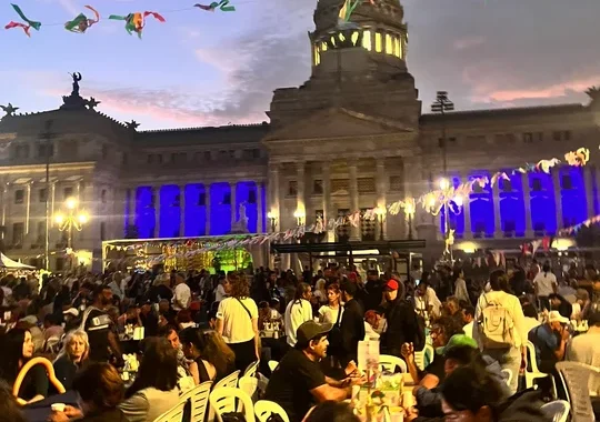 Cena navideña frente al Congreso: asistieron decenas de personas en situación de calle