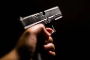 En medio de las amenazas en escuelas, el Gobierno flexibiliza la tenencia de armas