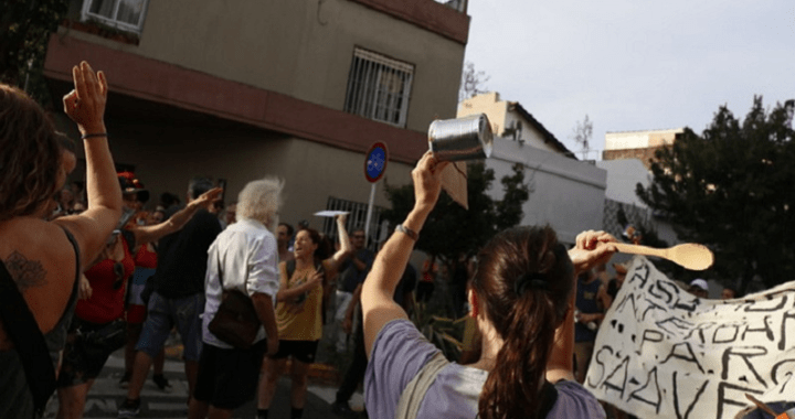 Vecinos de Villa Urquiza recibieron a Karina Milei con un cacerolazo