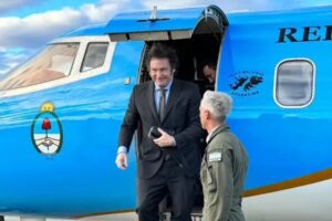 Con la tuya: mientras miente con el discurso de la «austeridad», Milei duplicó el gasto en viajes