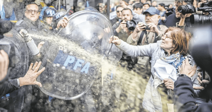 Lo mismo de siempre: la violenta represión de Bullrich terminó con decenas de detenidos y lesionados de gravedad