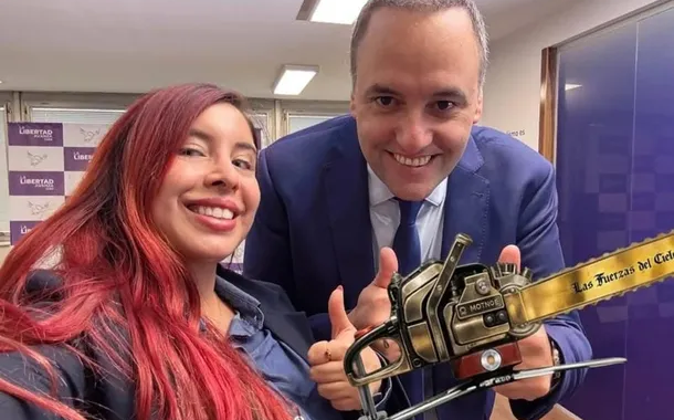 Con la nuestra: La CM de Adorni viajó al Vaticano para hacer campaña