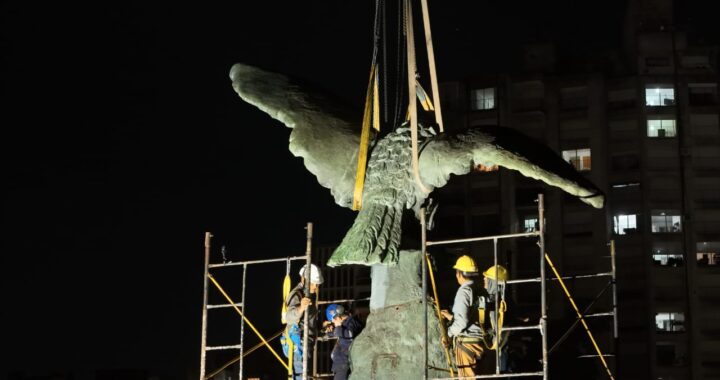 Tras las obras de puesta en valor, el águila de Plaza Italia volvió a su sitio original