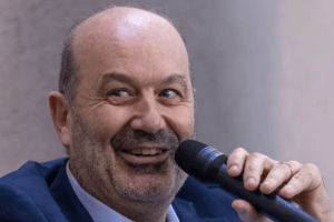 Sturzenegger al 100%: defendió la quita de derechos y bancó pagar menos al que se enferma