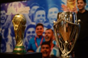 Miles de vecinos posaron con los trofeos de la selección argentina en el Palacio de La Plata
