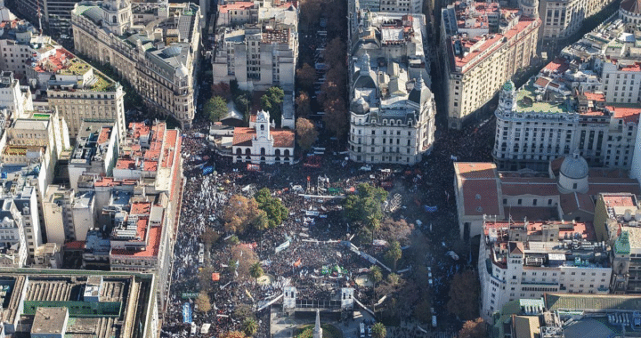 «Vamos a volver»: el anuncio de Cristina Kirchner a los manifestantes en Plaza de Mayo