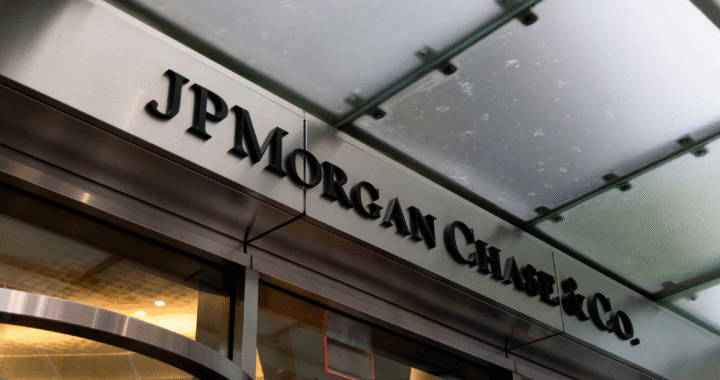JP Morgan se aleja del plan económico de Milei y aconseja liquidar bonos argentinos