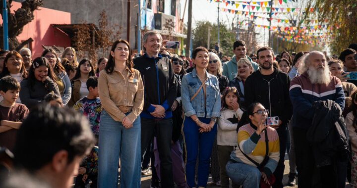 Moreno: Máximo Kirchner y Mariel Fernández junto a vecinos en la celebración de un espacio comunitario
