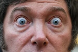 Milei mezcla planes sociales con sueldos para mostrar una mejora inexistente