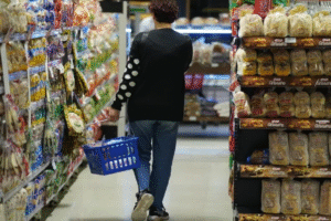 Tarifas, transporte y carne recalientan los precios y la inflación vuelve a acercarse al 3%