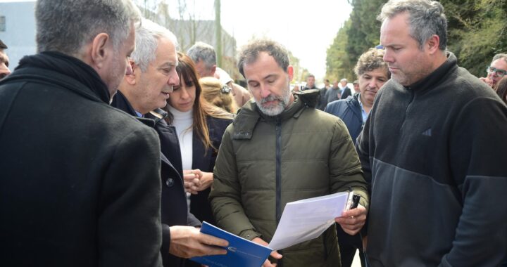 «Sigamos con obras», el mensaje de Alak al recorrer la zona norte de La Plata