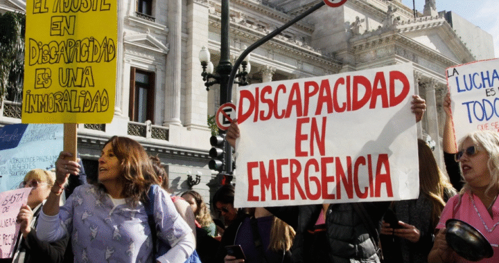 Promulgar sin pagar: el Gobierno firma la ley de Discapacidad, pero congela su financiamiento