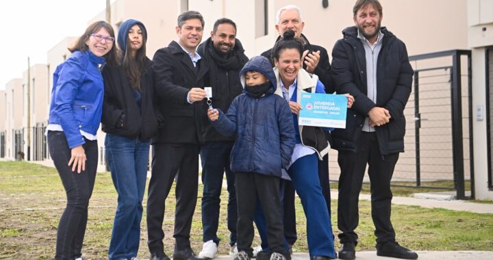 Kicillof y Alak entregaron viviendas a familias de Villa Elvira