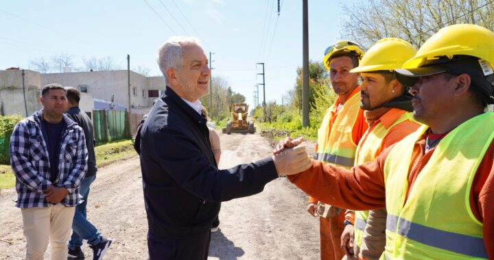 Alak inició obras viales en Romero y entregó mobiliario en una escuela de la zona