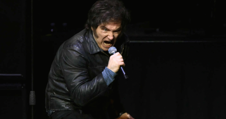 Panic Show: mientras el país cae a pedazos, Milei desafinó en el Movistar Arena