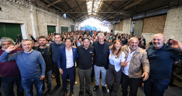 Kicillof visitó la Cooperativa Cristal Avellaneda junto al Movimiento Evita
