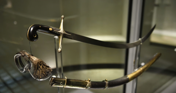 Milei tocó el sable de San Martín y provocó la renuncia de la directora del Museo Histórico