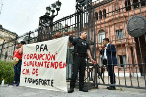 Un policía se esposó a la Casa Rosada por sueldos de miseria