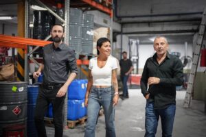 Mayra Mendoza y Damián Selci recorrieron la fábrica Expo Color en Hurlingham para apoyar a las Pymes