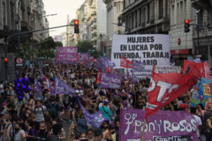 Mientras se desmantelan políticas de género, Milei usó el 8M para atacar a las mujeres