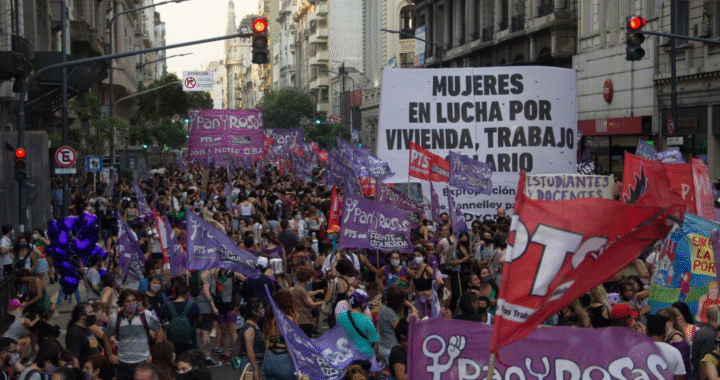 Mientras se desmantelan políticas de género, Milei usó el 8M para atacar a las mujeres