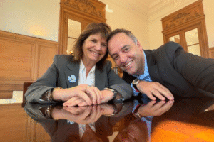 Más casta que nunca: según la IA, se necesitan hasta 45 jubilaciones mínimas para comprar el reloj Adorni