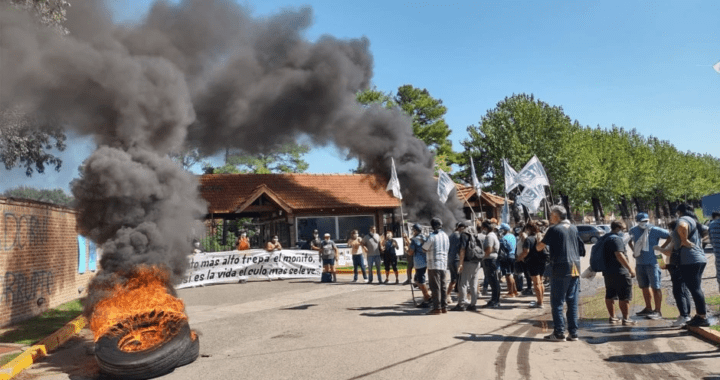 Protesta, humo y bronca: Adorni tuvo que calmar a los vecinos de su country por Whatsapp