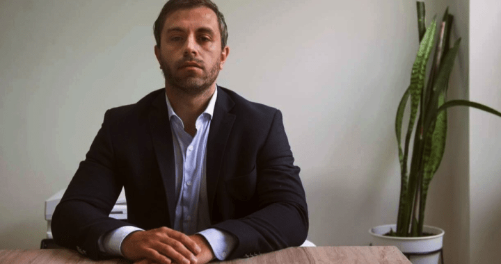 Otro funcionario libertario denunciado por créditos y propiedades flojos de papeles